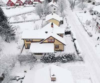 Översiktsbild över renoverad villa i vintrigt landskap