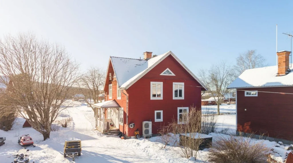 Snötäckt Faluröd villa i Borlänge