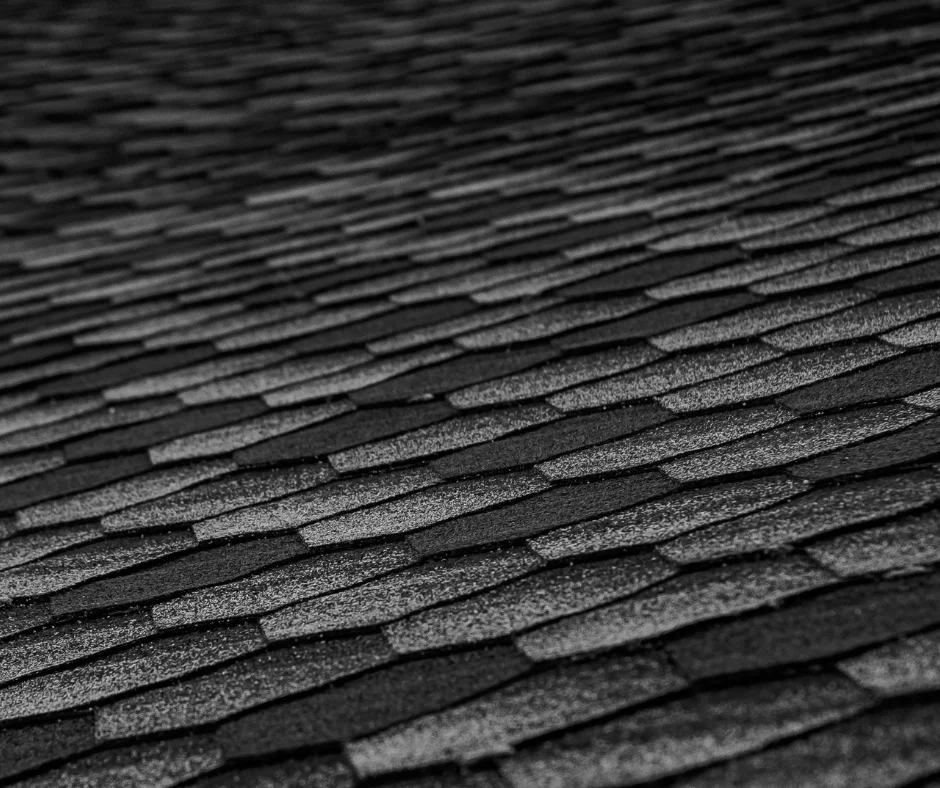 Mörkt shingeltak