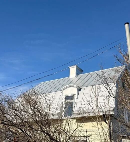 silver/gråfärgat plåttak på villa