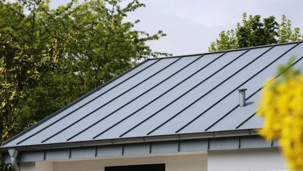 nylagt svart plåttak